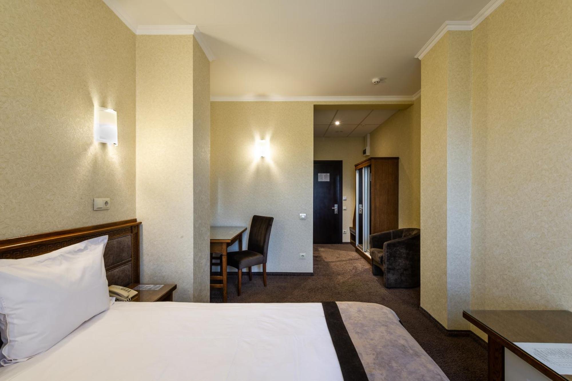 Avalon Palace Ternopil Ngoại thất bức ảnh