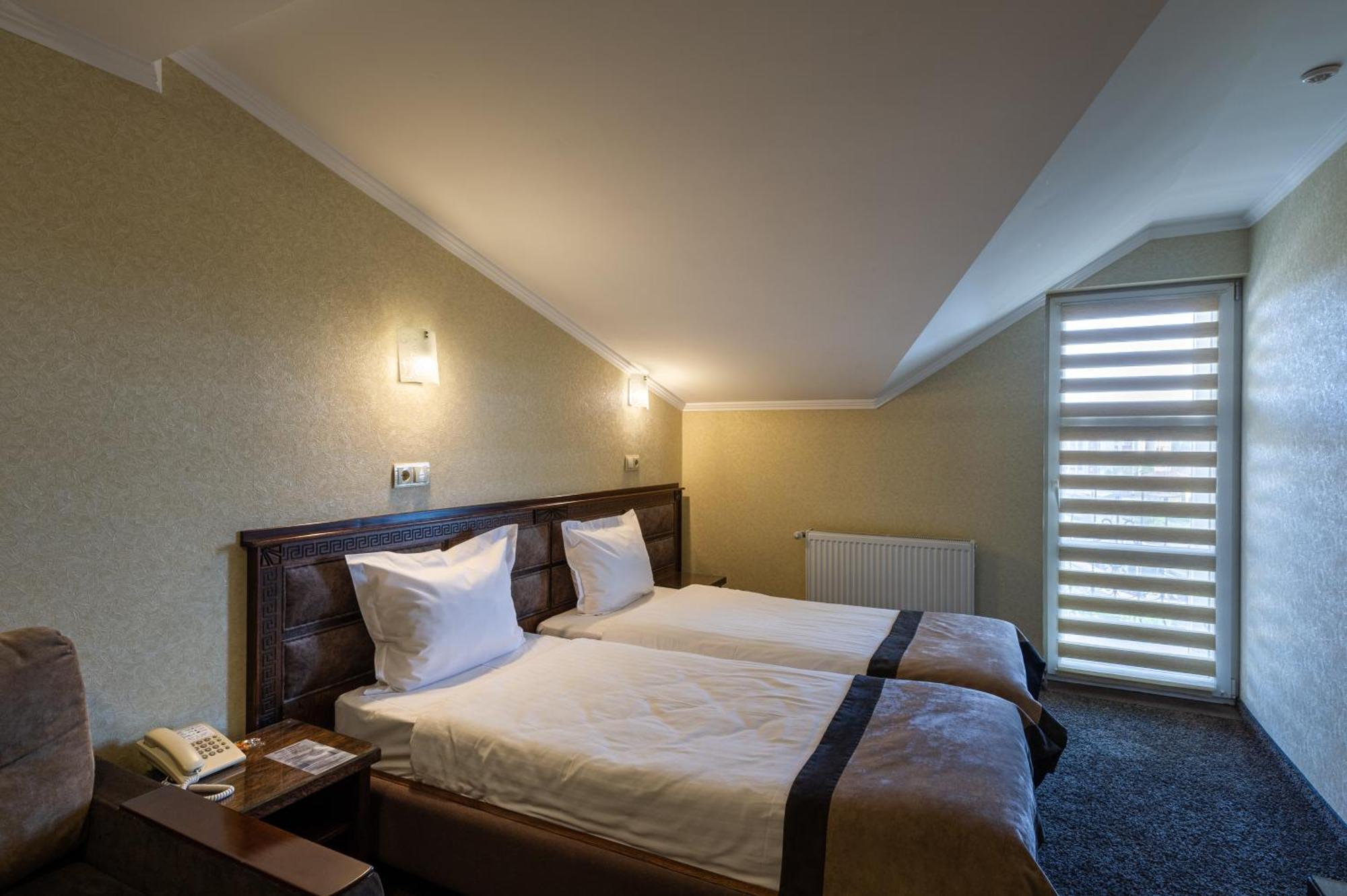 Avalon Palace Ternopil Ngoại thất bức ảnh