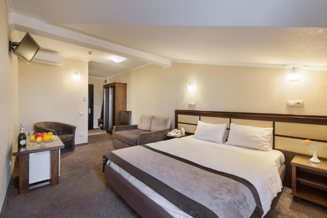 Avalon Palace Ternopil Ngoại thất bức ảnh